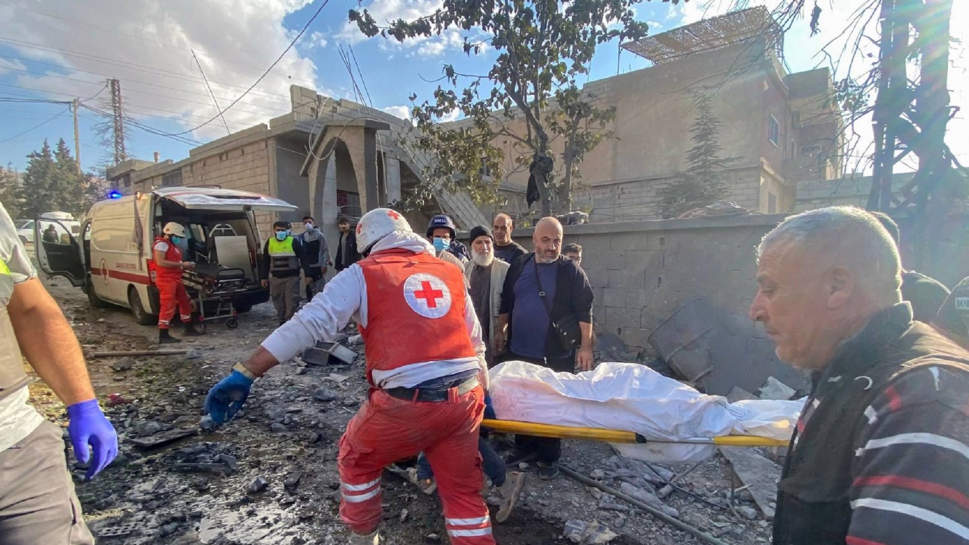 استهداف سيارة للصليب الأحمر مع استمرار التصعيد جنوبًا ومقتل رئيس بلدية قليا السابق في سحمر